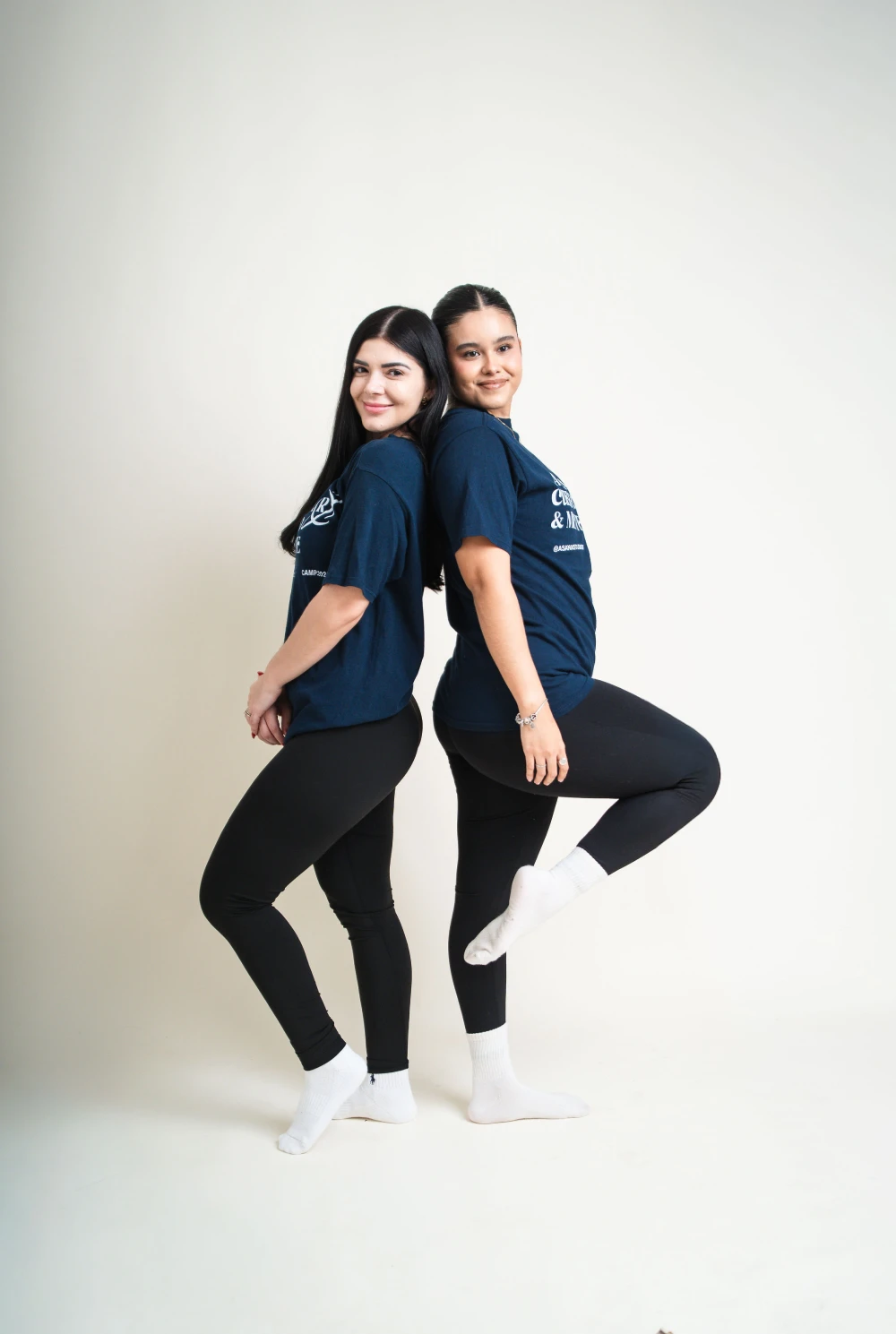 Dos alumnas con playera de Asana Studio